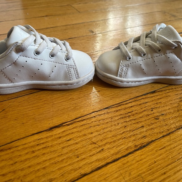 All white Adidas Stan Smith baby sneakers size 4 - Picture 2 of 7
